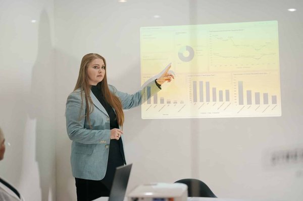 Quelle est l'influence du leadership transformationnel sur la performance des équipes commerciales ?